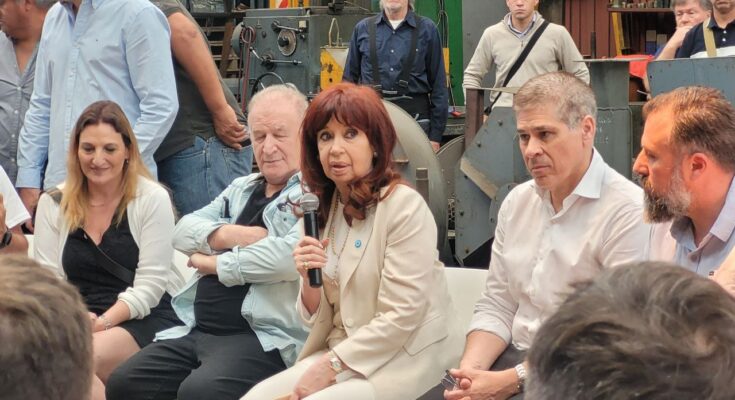 Imagen de Cristina F. De Kirchner junto a integrantes Cooperativistas, Pymes, Vecinos