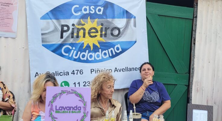 Mesa de emprendedoras en un evento en la ciudad de Avellaneda