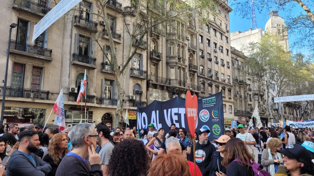 Ciudadanos en los alrededores del congreso