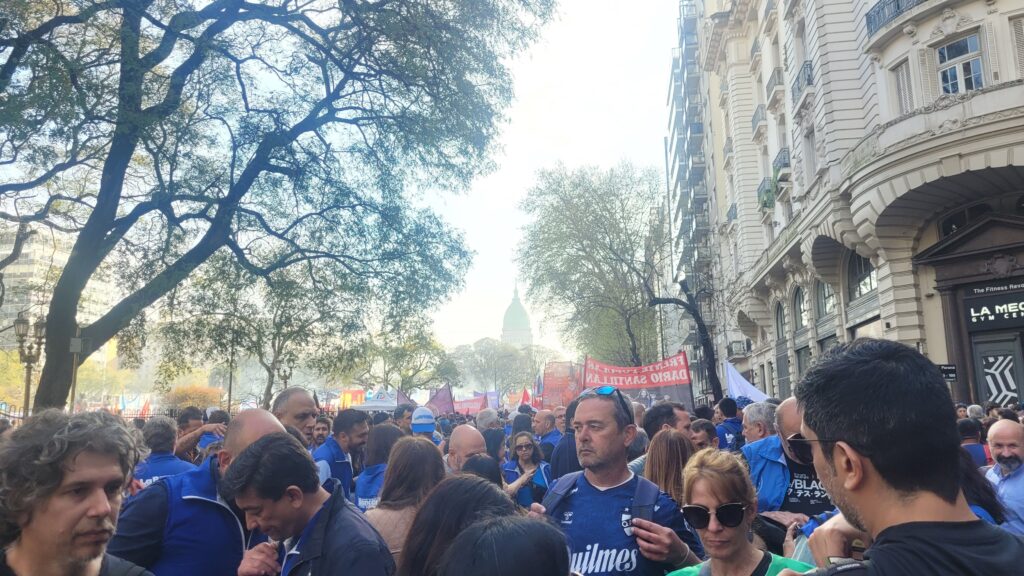 Ciudadanos en los alrededores del congreso